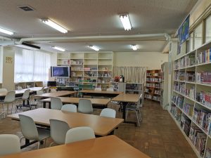 守口市錦中学校図書館改装後01